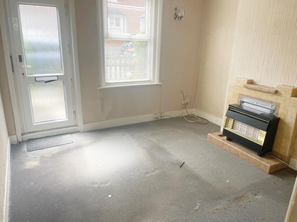 Lot: 26 - END-TERRACE HOUSE FOR IMPROVEMENT -